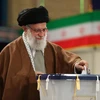 Lãnh tụ tối cao Iran Ayatollah Ali Khamenei bỏ phiếu trong cuộc tổng tuyển cử tại điểm bầu cử ở Tehran ngày 21/2. (Ảnh: AFP/TTXVN)
