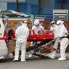 Nhân viên y tế chuyển bệnh nhân nhiễm COVID-19 tại một bệnh viện ở Chuncheon, Hàn Quốc ngày 22/2 vừa qua. (Ảnh: AFP/TTXVN)