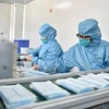Sản xuất khẩu trang y tế tại một nhà máy ở tỉnh Hà Bắc, Trung Quốc, ngày 18/2 vừa qua. (Ảnh: THX/TTXVN)