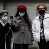 Du khách đeo khẩu trang đề phòng lây nhiễm COVID-19 tại thủ đô Paris của Pháp. (Ảnh: AFP/TTXVN)