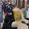 Người dân xếp hàng chờ mua khẩu trang tại siêu thị ở Seoul, Hàn Quốc, ngày 27/2, trong bối cảnh bùng phát dịch COVID-19. (Ảnh: THX/TTXVN)