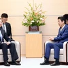 Thủ tướng Nhật Bản Shinzo Abe và Ủy viên Quốc vụ Trung Quốc Dương Khiết Trì. (Nguồn: Xinhua)