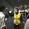Nhân viên y tế Indonesia kiểm tra thân nhiệt hành khách tại sân bay quốc tế Jakarta nhằm ngăn chặn sự lây lan của dịch bệnh COVID-19. (Ảnh: AFP/TTXVN)