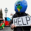 Một người đàn ông biểu tình khi Greenpeace tổ chức cuộc biểu tình về khí hậu tại sân bay Amsterdam Schiphol ở Schiphol, Hà Lan ngày 14/12/2019. (Nguồn: Reutres)