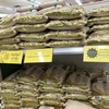 Gạo, mặt hàng chiếm tới 17,5% giá trị xuất khẩu thực phẩm của Thái Lan, được bầy bán với mẫu mã đa dạng trong các siêu thị tại thủ đô Bangkok. (Ảnh: Ngọc Quang/TTXVN)