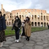 Người dân và du khách đeo khẩu trang phòng tránh lây nhiễm COVID-19 tại Rome, Italy, ngày 4/3 vừa qua. (Ảnh: THX/TTXVN)