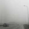 Khu vực quận Hà Đông, Hà Nội vẫn đang bị sương mù bao phủ, tầm nhìn của người tham gia giao thông bị hạn chế. (Ảnh: Thanh Tùng/TTXVN)