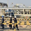 Công nhân công ty dầu Aramco làm việc tại nhà máy chế dầu Abqaiq của Saudi Arabia. (Ảnh: AFP/TTXVN)