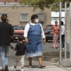 Người dân đeo khẩu trang đề phòng lây nhiễm COVID-19 tại Belhar, Nam Phi ngày 12/3 vừa qua. (Ảnh: AFP/TTXVN)