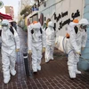 Binh sỹ Hàn Quốc mặc trang phục bảo hộ phun khử trùng một tuyến phố ở thành phố Daegu ngày 5/3 vừa qua. (Ảnh: THX/TTXVN)