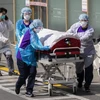 Nhân viên y tế chuyển bệnh nhân mắc COVID-19 tại một bệnh viện ở thành phố Daegu, Hàn Quốc ngày 4/3 vừa qua. (Ảnh: THX/TTXVN)