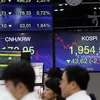 Chỉ số chứng khoán KOSPI của Hàn Quốc và Nikkei 225 của Nhật Bản được niêm yết tại ngân hàng KEB Hana ở Seoul của Hàn Quốc ngày 5/8/2019. (Ảnh: Yonhap/TTXVN)