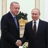 Tổng thống Nga Vladimir Putin (phải) và người đồng cấp Thổ Nhĩ Kỳ Recep Tayyip Erdogan (trái) tại cuộc gặp ở Moskva, Nga, ngày 5/3 vừa qua. (Ảnh: THX/TTXVN)