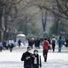Người dân đeo khẩu trang nhằm ngăn chặn sự lây lan của dịch COVID-19 tại New York, Mỹ ngày 18/3 vừa qua. (Ảnh: AFP/TTXVN)