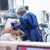 Nhân viên y tế điều trị cho bệnh nhân nhiễm COVID-19 tại bệnh viện ở Lombardy, Italy ngày 17/3 vừa qua. (Ảnh: AFP/TTXVN)