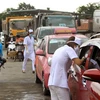 Nhân viện y tế kiểm tra thân nhiệt cho người tham gia giao thông tại chốt huyện Thủy Nguyên trước khi vào thành phố. (Ảnh: An Đăng/TTXVN)