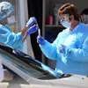 Nhân viên y tế lấy mẫu bệnh phẩm xét nghiệm COVID-19 tại San Francisco, bang California, Mỹ. (Ảnh: AFP/TTXVN)