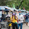 Người dân đeo khẩu trang phòng lây nhiễm COVID-19 tại Vientiane, Lào. (Ảnh: THX/TTXVN)