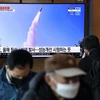 Người dân theo dõi thông tin về vụ phóng tên lửa của Triều Tiên qua màn hình vô tuyến tại một nhà ga ở Seoul, Hàn Quốc ngày 29/2 vừa qua. (Ảnh: AFP/TTXVN)