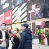Người dân đeo khẩu trang nhằm ngăn chặn sự lây lan của dịch COVID-19 tại New York, Mỹ ngày 14/3 vừa qua. (Nguồn: AFP/TTXVN)