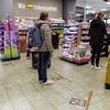 Người dân xếp hàng chờ thanh toán tại siêu thị ở Berlin, Đức ngày 23/3 vừa qua, trong bối cảnh dịch COVID-19 lan rộng. (Ảnh: THX/TTXVN)