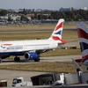 Máy bay của hãng hàng không British Airways đỗ tại sân bay Heathrow ở London, Anh. (Ảnh: AFP/TTXVN)