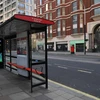 Cảnh vắng vẻ tại bến xe buýt ở London, Anh ngày 24/3 vừa qua, trong bối cảnh dịch COVID-19 lan rộng. (Ảnh: AFP/TTXVN)