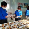 Các đoàn viên thanh niên chuẩn bị cơm cho công dân tại khu các ly tập trung. (Ảnh: Võ Dung/TTXVN)