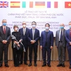 Thứ trưởng Bộ Ngoại giao Tô Anh Dũng với Đại sứ Pháp, Đức, Italy, Tây Ban Nha, Anh tại Việt Nam. (Ảnh: Lâm Khánh/TTXVN)