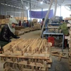 Sản xuất ván ghép thanh tại một cơ sở chế biến gỗ rừng trồng trên địa bàn huyện Cam Lộ, tỉnh Quảng Trị. (Ảnh: Hồ Cầu/TTXVN)