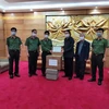 Trao 100 triệu đồng và khẩu trang y tế tặng Hội hữu nghị Lào-Việt