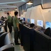 Lực lượng chức năng kiểm tra, bắt quả tang hàng chục thanh thiếu niên chơi game tại cơ sở kinh doanh Internet Pôn Gaming. (Ảnh: TTXVN) phát