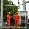 Công nhân Tổng Công ty Điện lực thành phố Hà Nội vận hành cung cấp điện cho các phụ tải trên địa bàn. (Ảnh: Ngọc Hà/TTXVN)