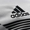 Biểu tượng Adidas. (Ảnh: AFP/TTXVN)