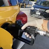 Đổ xăng cho phương tiện tại một trạm xăng ở Los Angeles, bang California, Mỹ. (Ảnh: AFP/TTXVN)