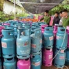 Lực lượng chức năng kiểm tra cơ sở sang chiết gas của ông Nguyễn Văn Hùng tại xã Lam Cốt, Tân Yên, tỉnh Bắc Giang. (Ảnh: TTXVN phát)