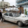 Công nhân chuyển lương thực cứu trợ cho người tị nạn Palestine tại trại tị nạn ở Gaza, ngày 31/3 vừa qua. (Ảnh: THX/TTXVN)