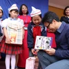 Phó Thủ tướng Vũ Đức Đam tặng sách cho học sinh Trường Tiểu học Dạ Trạch, xã Dạ Trạch, huyện Khoái Châu, tỉnh Hưng Yên. (Ảnh: Đinh Tuấn/TTXVN)