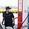 Nhân viên bơm xăng cho phương tiện tại một trạm xăng ở Plano, bang Texas, Mỹ ngày 20/4 vừa qua. (Ảnh: THX/TTXVN)