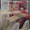 Kiểm đếm đồng bảng Anh tại một ngân hàng. (Ảnh: AFP/TTXVN)