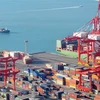 Hàng hóa được xếp tại cảng ở Busan, Hàn Quốc. (Ảnh: AFP/TTXVN)