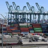 Container hàng hóa được bốc dỡ tại cảng Long Beach ở Los Angeles, California, Mỹ. (Ảnh: AFP/TTXVN)