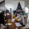 Nhân viên y tế xét nghiệm nhanh COVID-19 cho người lao động nhập cư tại Bắc Sumatra, Indonesia ngày 9/4 vừa qua. (Ảnh: THX/TTXVN)