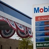 Giá xăng dầu được niêm yết tại trạm xăng ở Brooklyn, New York, Mỹ ngày 20/4 vừa qua. (Ảnh: THX/TTXVN)