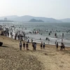 Du khách tắm mát và nghỉ dưỡng tại bãi biển Cửa Lò, tỉnh Nghệ An. (Ảnh: Tá Chuyên/TTXVN)