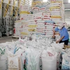 Chế biến gạo xuất khẩu tại Xí nghiệp Chế biến lương thực cao cấp Tân Túc của Công ty TNHH một thành viên Lương thực Hồ Chí Minh thuộc Tổng công ty Lương thực miền Nam. (Ảnh: Đình Huệ/TTXVN)