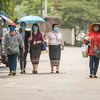 Người dân đeo khẩu trang phòng lây nhiễm COVID-19 tại Vientiane của Lào. (Ảnh: THX/TTXVN)