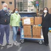 Chị Nguyễn Thị Minh Liên tặng 10.000 khẩu trang y tế cho Bệnh viện Saint Pierre tại Brussels. (Ảnh: Kim Chung/TTXVN)