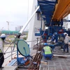Công nhân thi công căng cáp trên phần cầu chính dự án cầu Thủ Thiêm 2. (Ảnh: TTXVN phát)