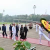Các đại biểu Quốc hội đặt vòng hoa và vào viếng Chủ tịch Hồ Chí Minh. (Ảnh: Dương Giang/TTXVN)
